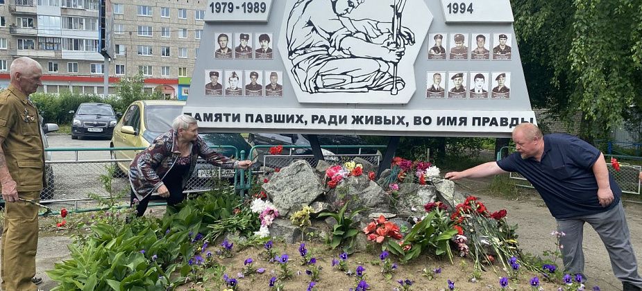 В День ветеранов боевых действий серовчане возложили цветы к мемориалу у военкомата