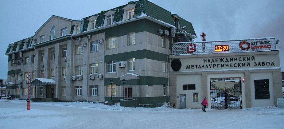 С крыши заводоуправления метзавода на работника предприятия сошел снег