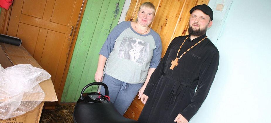 "Вы даете нам повод сделать доброе дело". Отдел социального служения Серовской епархии подарил тренажер для лечения семилетнего Жени