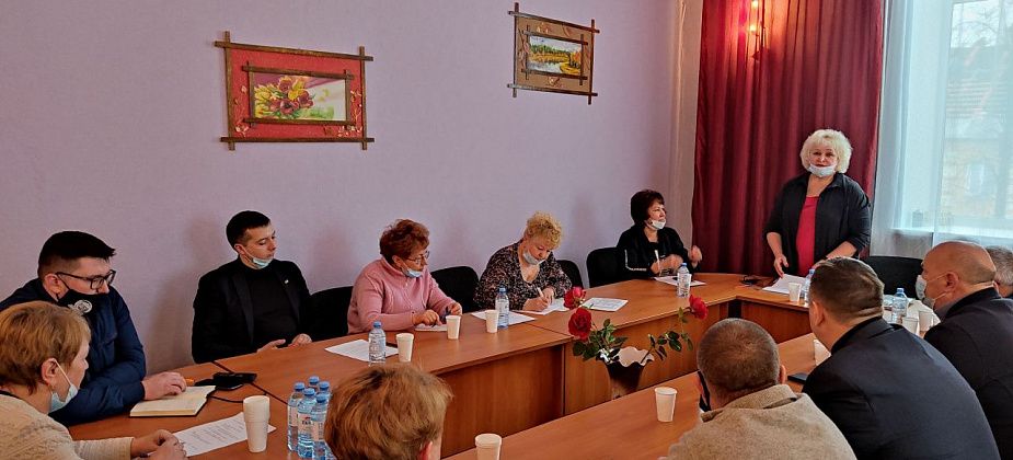 На площади Воина-освободителя в поселке Энергетиков поставят новые лавочки. О глобальной реконструкции речь пока не идет
