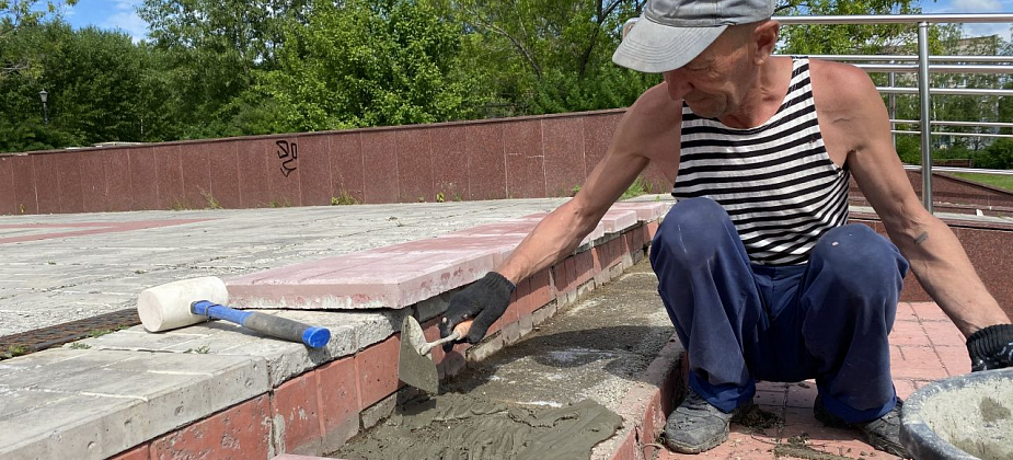 На ступенях площади Дворца культуры металлургов в Серове идет ремонт - меняют раскрошившуюся плитку