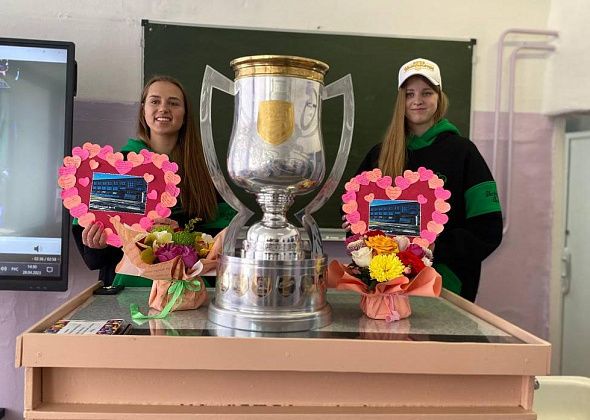 Чемпионки Женской хоккейной лиги Полина Лучникова и Ксения Тюрина побывали в серовской школе, где когда-то учились