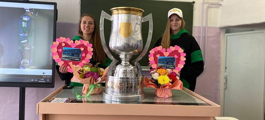Чемпионки Женской хоккейной лиги Полина Лучникова и Ксения Тюрина побывали в серовской школе, где когда-то учились