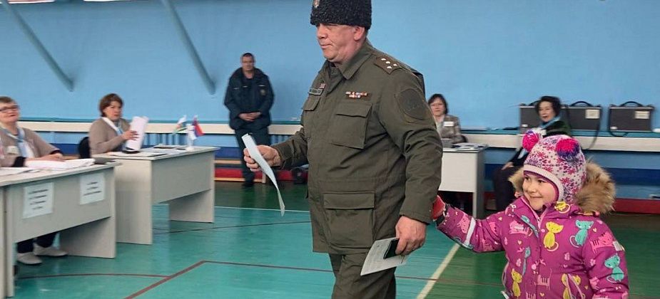 Герои России голосуют на избирательных участках в Екатеринбурге