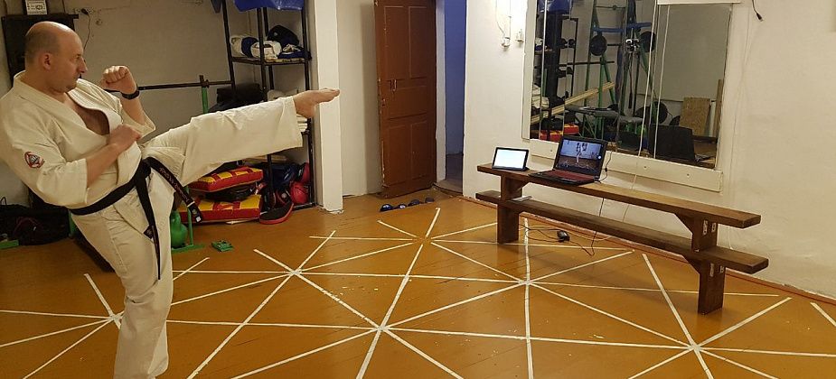 Руководитель детско-юношеского клуба по Киокушинкай каратэ-до проводит онлайн-тренировки для своих воспитанников