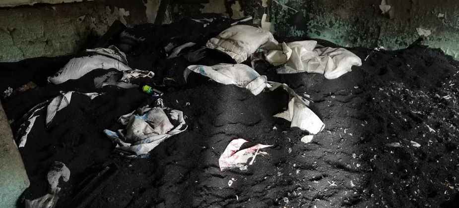 «Не дай Бог, кто-то это все подожжет...». В разрушающемся здании возле детсада хранятся мешки с резиновой крошкой