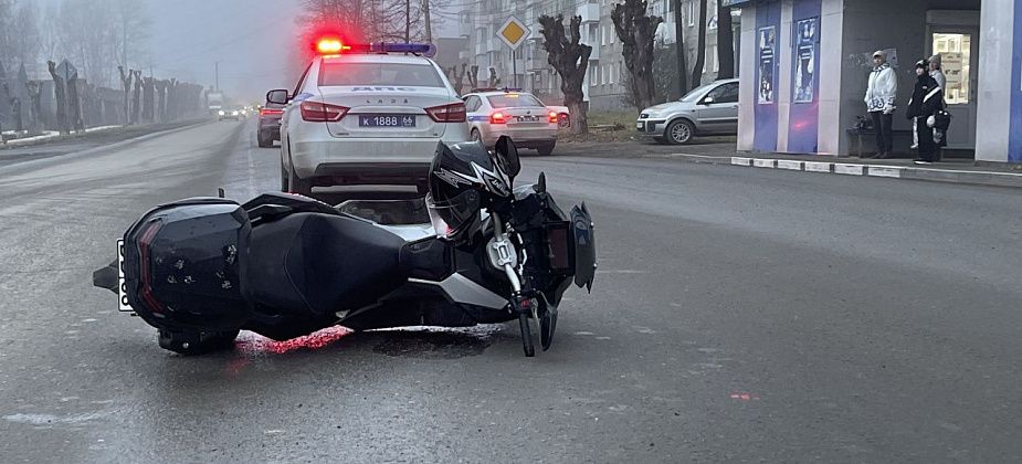 На улице Кирова в Серове произошло ДТП с мотоциклистом
