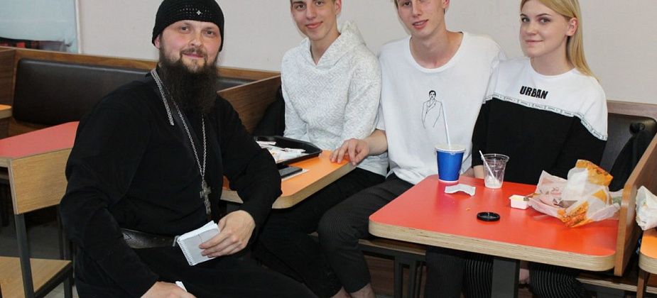 Священники спросили у серовчан про разводы и аборты