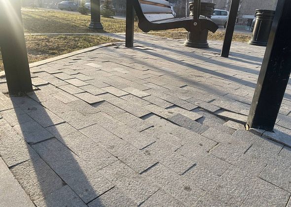На “Сиреневом бульваре" крошится гранитный бордюр и местами “повело” плитку