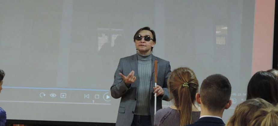 Слепой открывает глаза зрячим