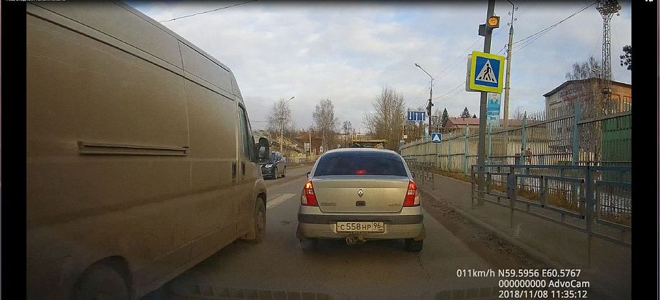 В Серове водитель микроавтобуса чуть не снес пешехода на переходе