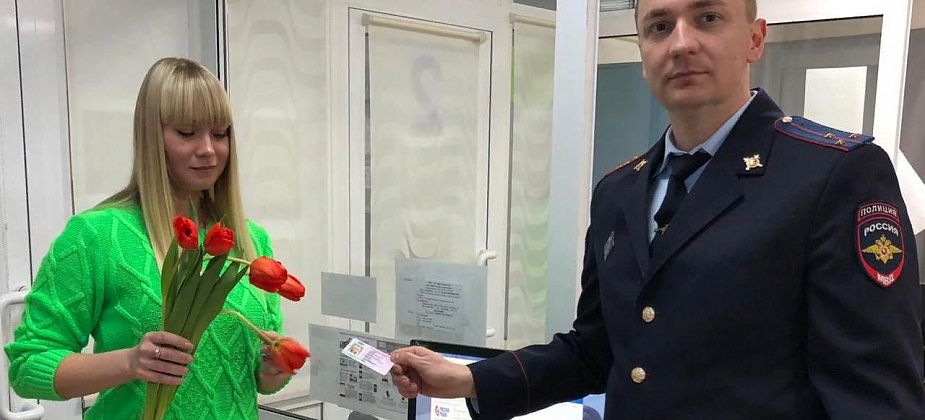 #8МартаЦветыДляАвтоледи. Инспекторы РЭО серовского отдела ГИБДД поздравили посетительниц с 8 Марта