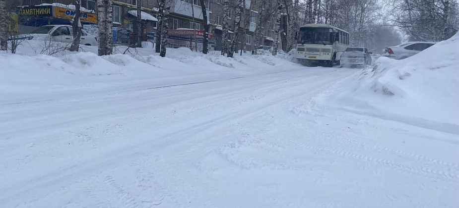 Метель замела серовские дороги. Автомобили вязнут в снегу