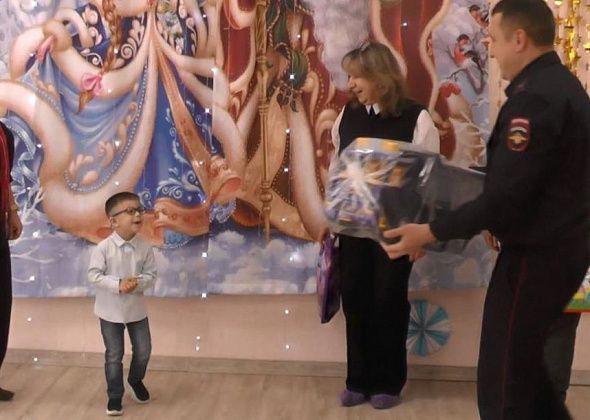 Полиция вручила юному серовчанину Саше подарки с «Елки желаний»