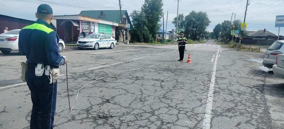 В Медянкино автомобиль задним ходом наехал на пешехода, переходившего дорогу в неположенном месте