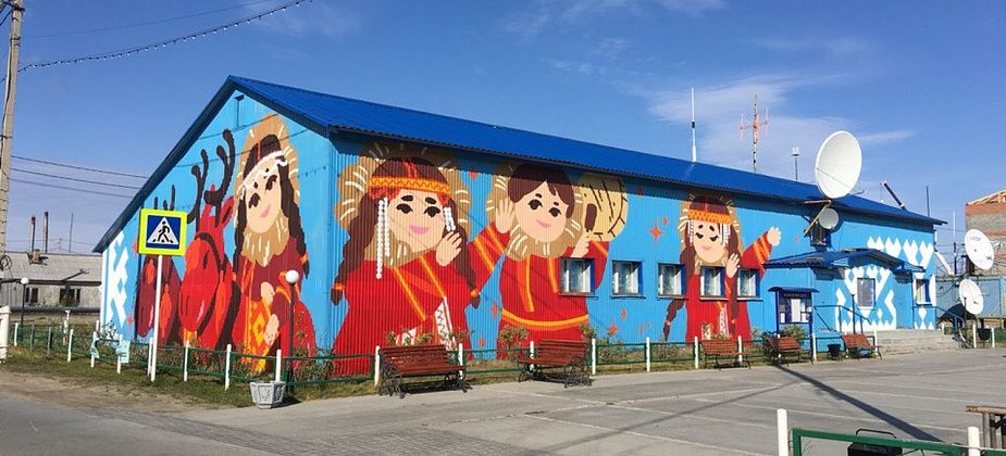 Серовские художники расписали стены ямальских зданий
