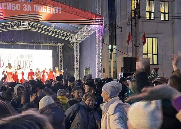 "Молодежь меньше половины знает о той войне..." Серовчане с "Бурановскими бабушками" и салютом отметили День Победы