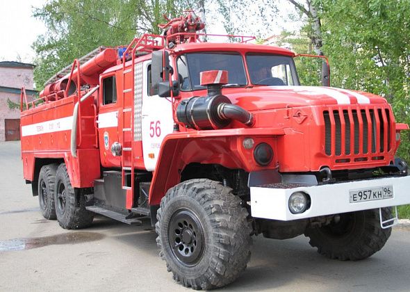 В Серове горели баня и автомобильная покрышка в подвале долгостроя