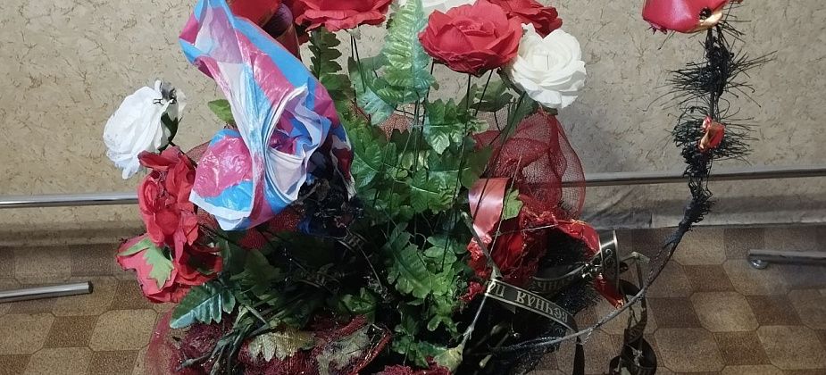 Серовчанке, потушившей «Вечный огонь» поминальной корзиной, грозит до 3 лет лишения свободы