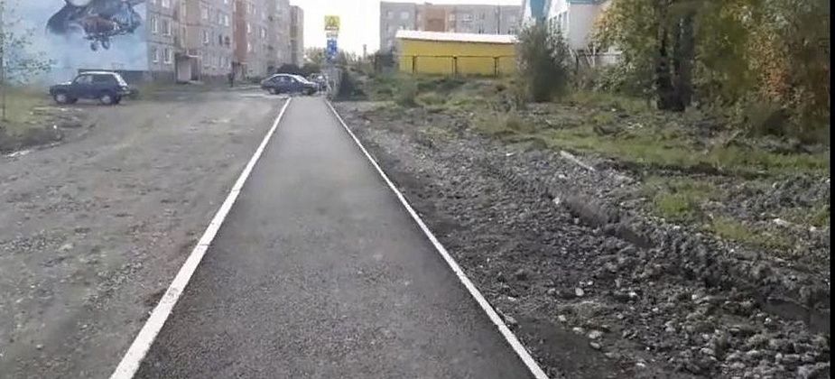 В Серове устроили новый тротуар, но забыли о благоустройстве. Жители недовольны