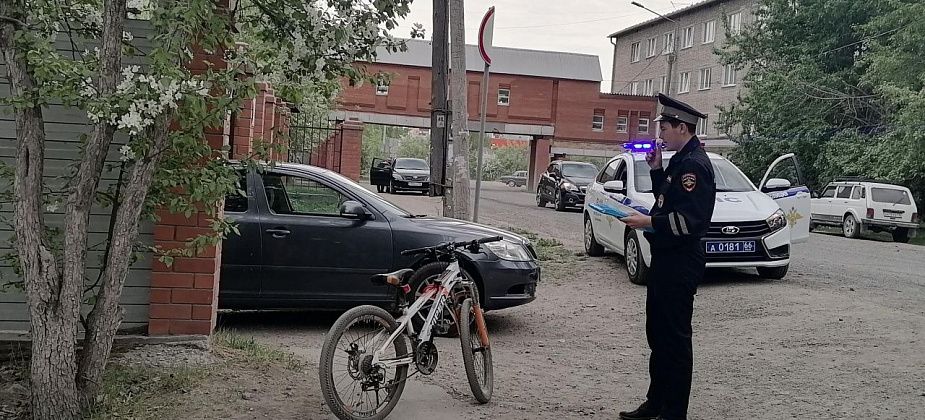 В Серове автоледи, при выезде с территории, сбила 12-летнего велосипедиста, который ехал по тротуару