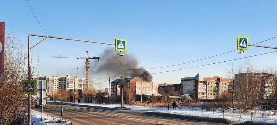 В Серове горят гаражи