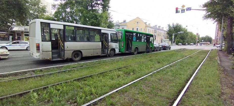 В Екатеринбурге столкнулись два пассажирских автобуса и две легковушки