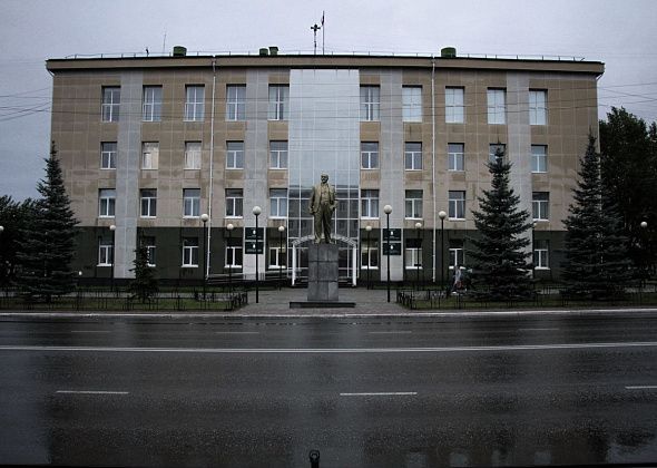 У мэрии Серова сменят крышу. Металлочерепицу уберут, шифер уложат