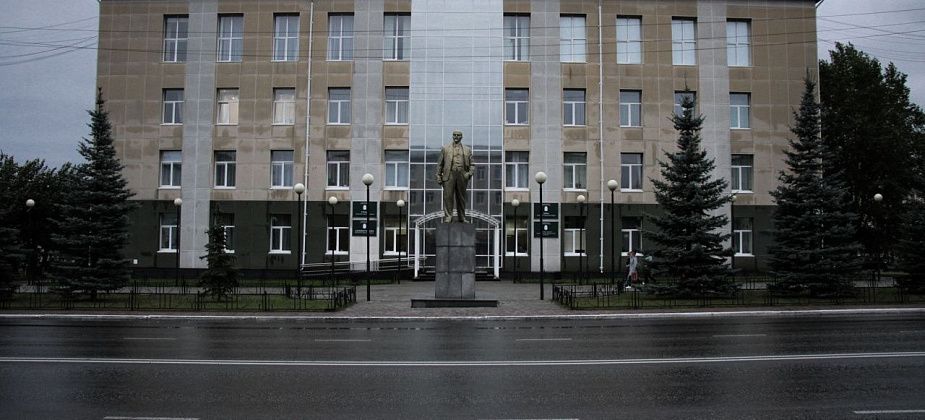 У мэрии Серова сменят крышу. Металлочерепицу уберут, шифер уложат