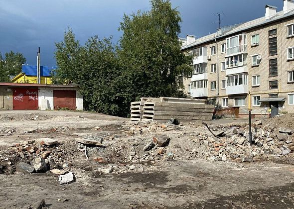 В Серове снесли постройку времен СССР и оставили яму без ограждения