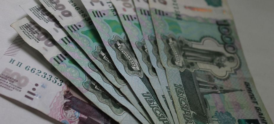 Родители школьников начали получать выплаты к новому учебному году