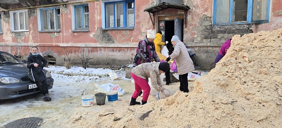 “Каналья” течет, управляющая компания игнорирует”. Серовчане из аварийного дома сами осушили подвал, заказав опил