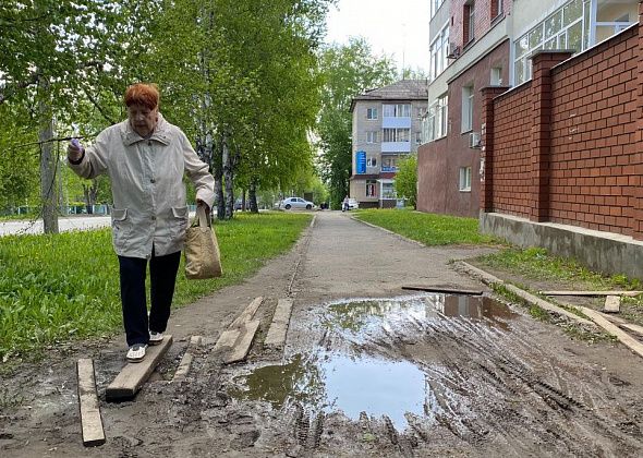 Серовчанку интересует, когда займутся ремонтом тротуара по улице Карла Маркса?