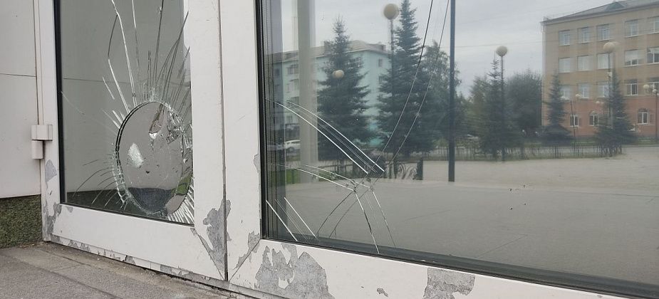 "От кого-то бежал, хотел спрятаться"... Мужчина атаковал здание мэрии Серова