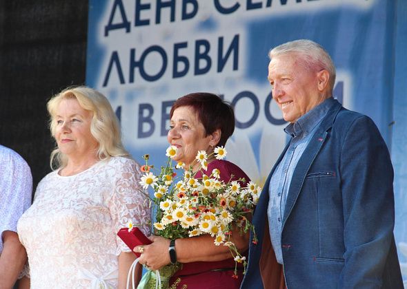 Канкан на сцене, золотые юбиляры и епархиальный парад. Как серовчане отметили День семьи