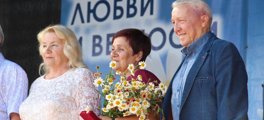 Канкан на сцене, золотые юбиляры и епархиальный парад. Как серовчане отметили День семьи