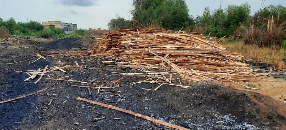 В Серове, на Лесозаводе, вновь начали складировать отходы деревообработки. И не только...