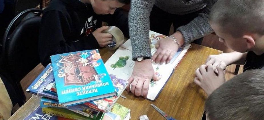 Серовские кадеты помогли библиотекарям с ремонтом книг