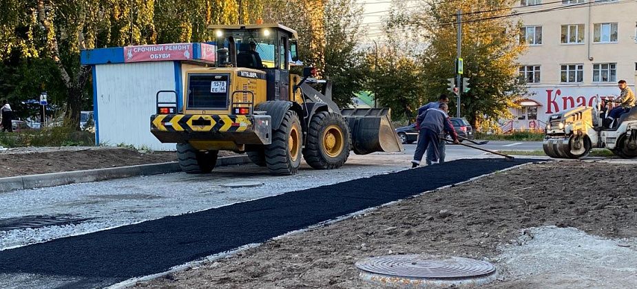 Во дворе "китайской стены" в Серове заасфальтировали тротуар