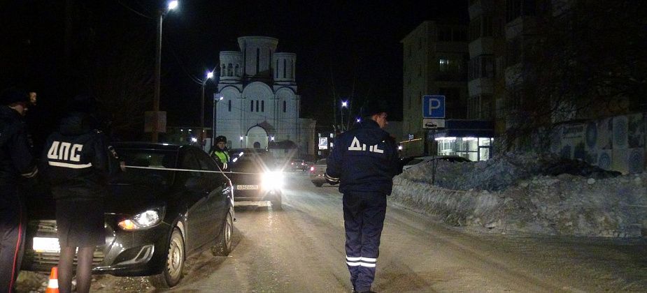 В Серове под колеса автомобиля попала девочка