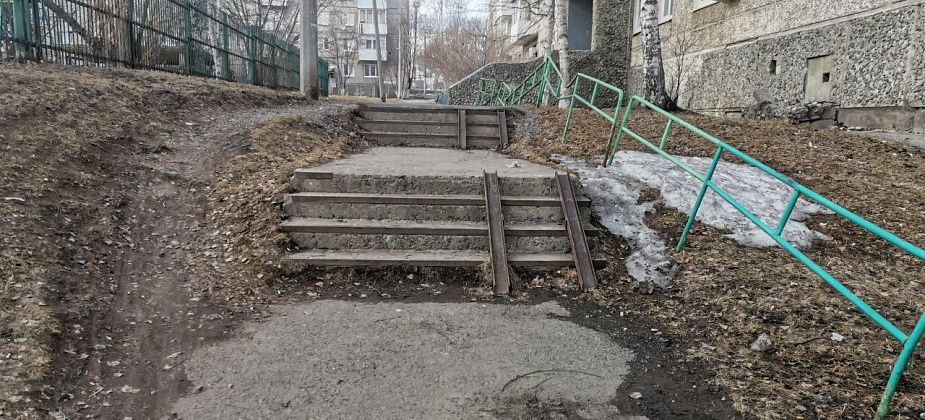 Возле городской стоматологии отремонтируют лестницу на тротуаре и построят пандус