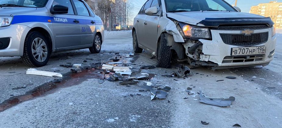 Утром на улице Ленина в Серове столкнулись две белые иномарки