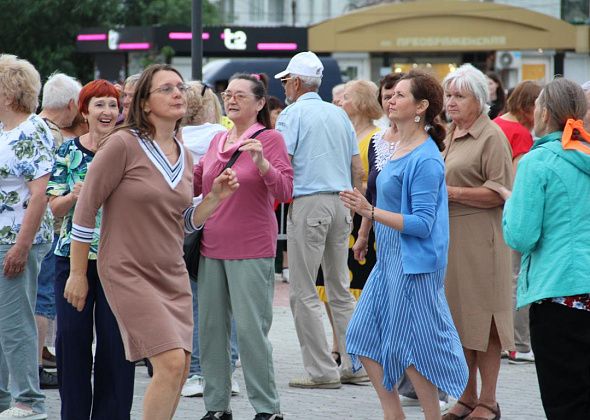 Сальто юных танцоров и цветы ведущим. В Серове прошел очередной "Ретро-вечер"