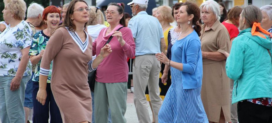 Сальто юных танцоров и цветы ведущим. В Серове прошел очередной "Ретро-вечер"