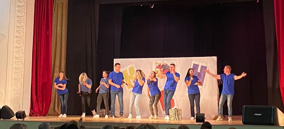 "КВН должен быть, КВН должен жить". В Серове разыграли "Зимний кубок КВН - 2022"