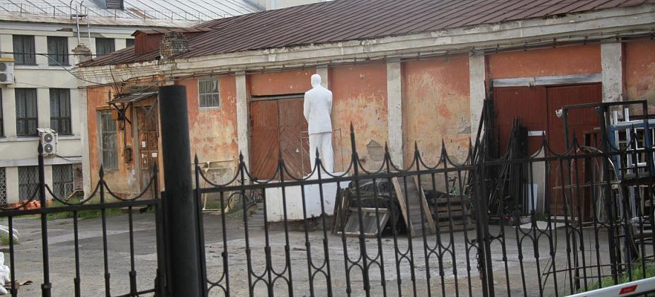 В сквере ДКМ демонтировали памятник Горькому. Перевезли его на задворки