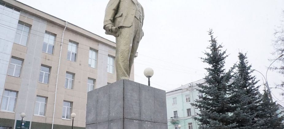 В Серове коммунисты возложили цветы к памятнику Ленину