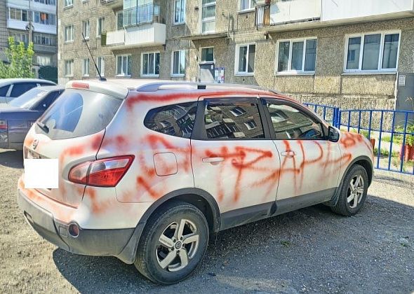 В серовском дворе хулиганы раскрасили иномарку. Хозяева машины ищут очевидцев