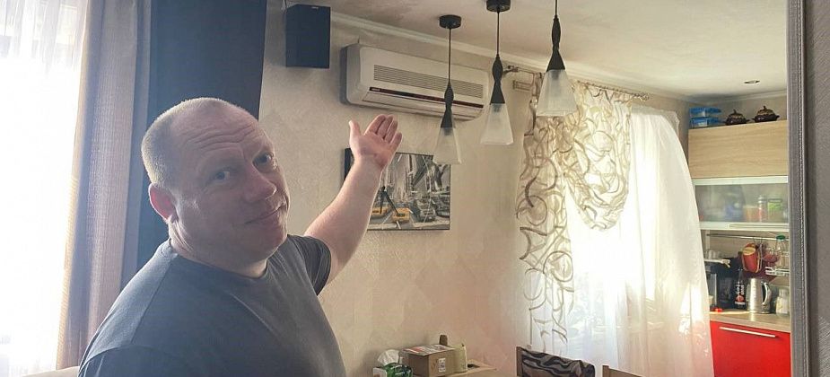 Бушевавший в Серове ураган сорвал часть кровли с трехэтажного дома. Жители говорят - это не впервые