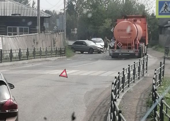 В Серове в районе Лесозавода столкнулись иномарка и бензовоз